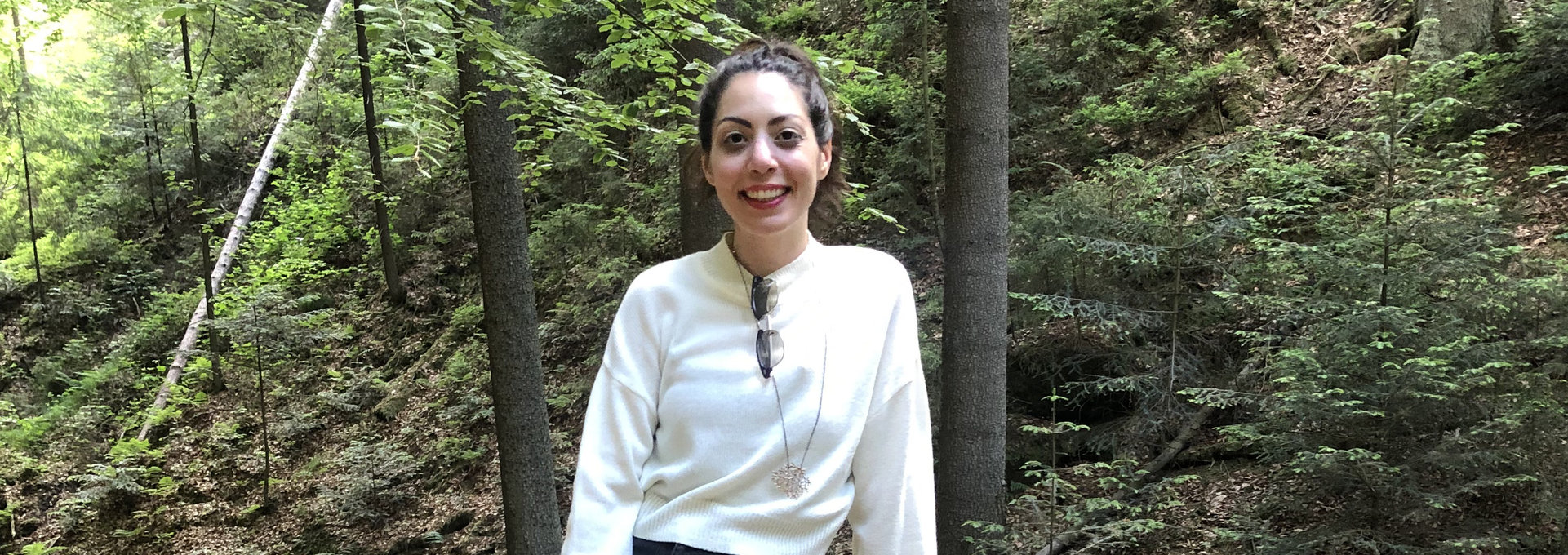 Eine junge Frau sitzt auf einem Stein