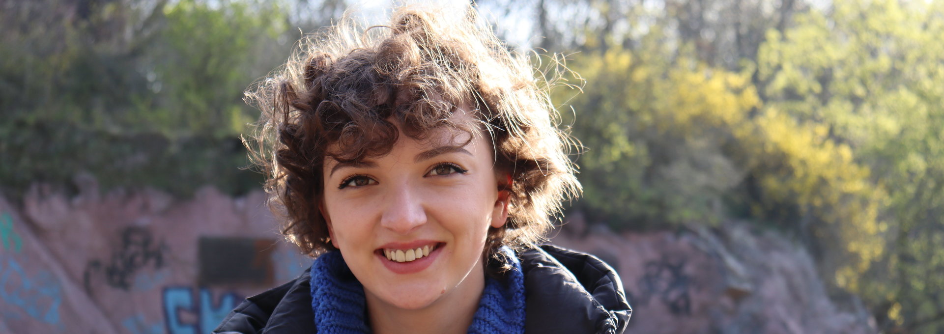 Eine junge Frau mit Locken