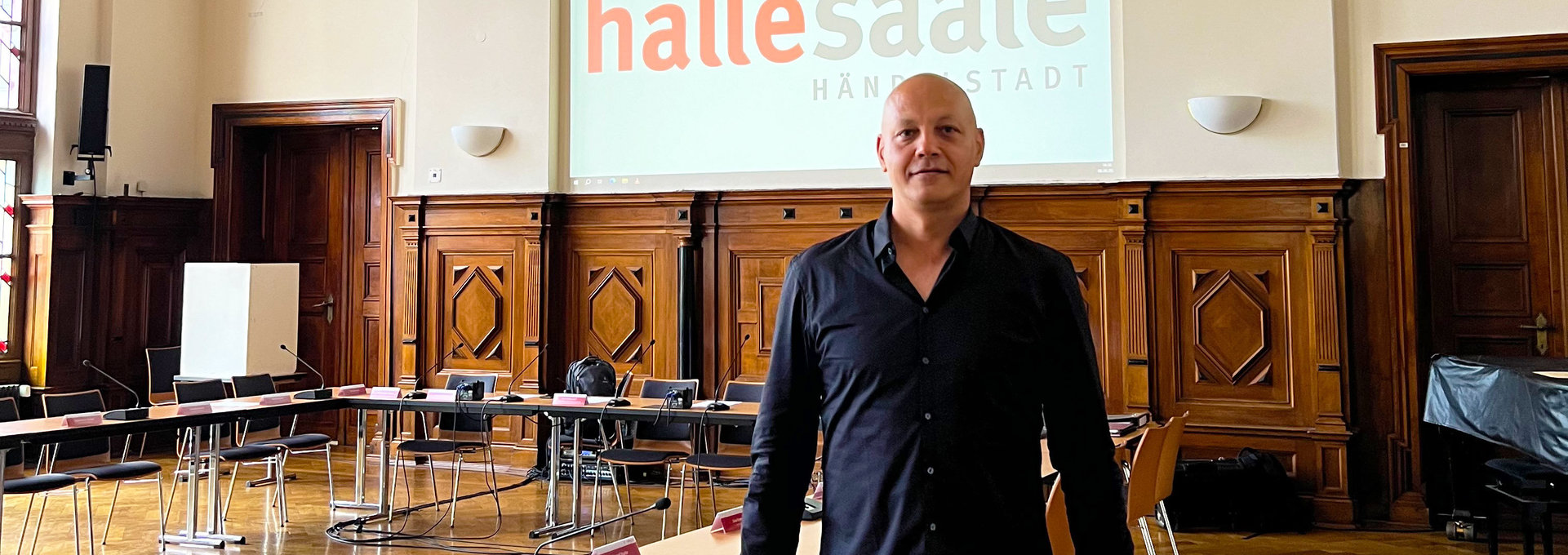 Ein Mann steht in einem großen Saal