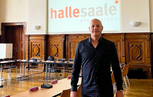 Ein Mann steht in einem großen Saal