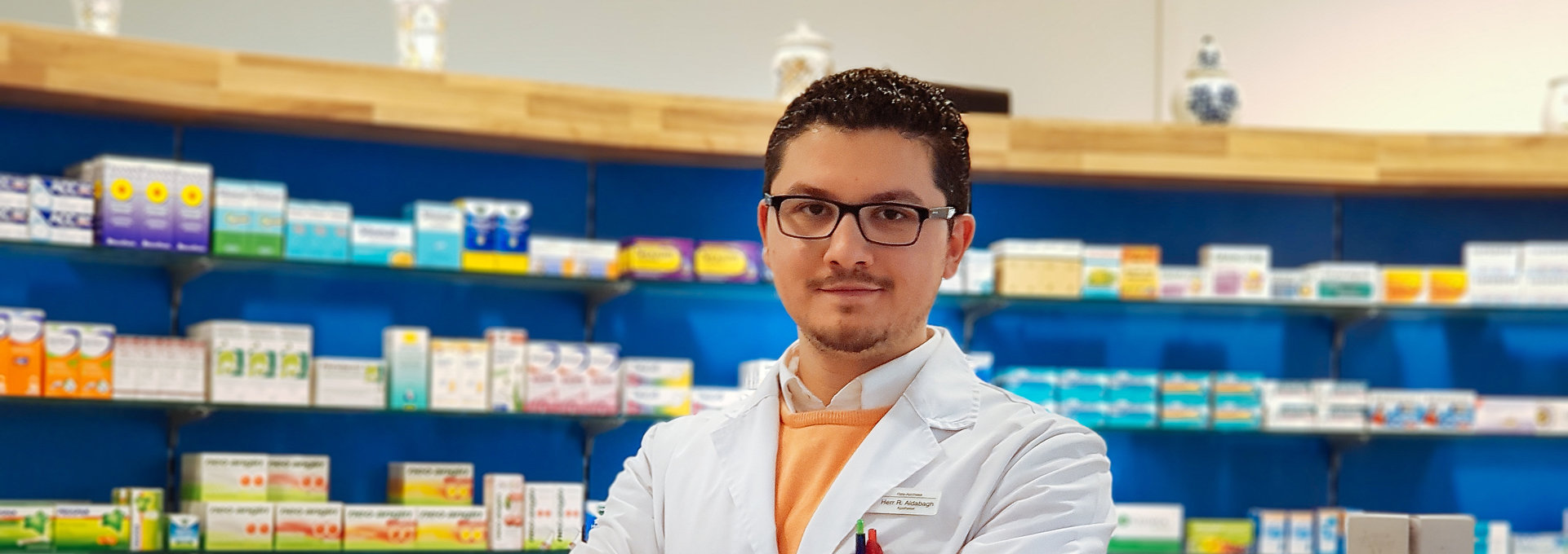 Ein junger Mann aus Syrien steht in einer Apotheke