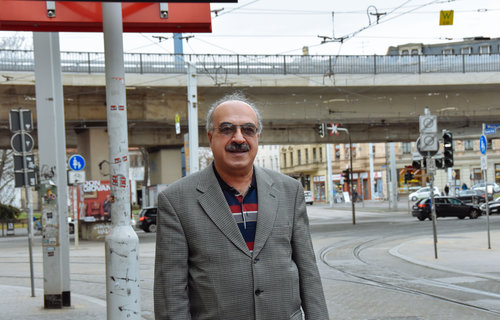 Ein alter Mann steht auf der Straße.