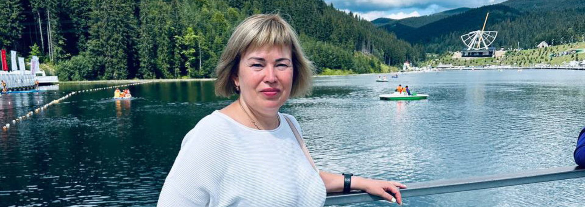 Eine Frau steht vor einem See