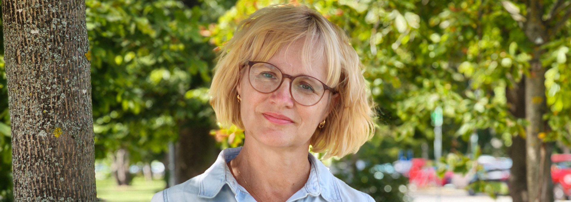Eine Frau steht in einem Park