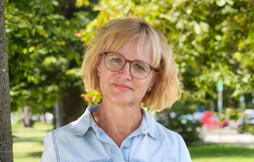 Eine Frau steht in einem Park