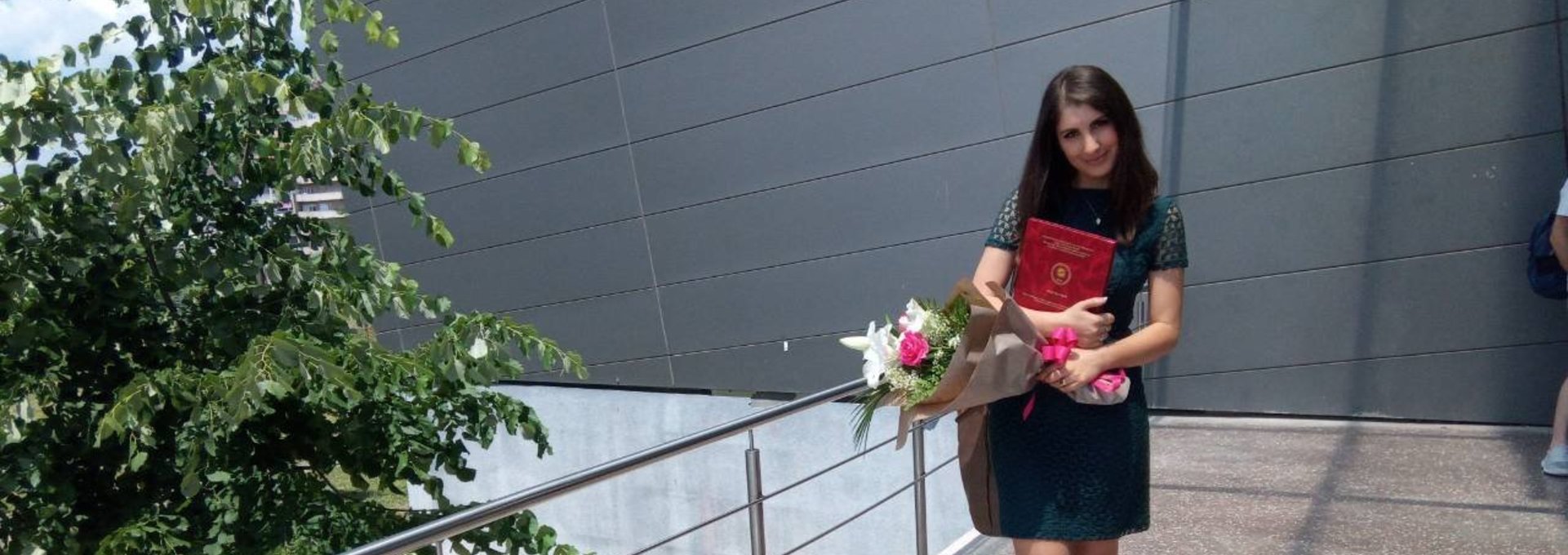 Eine junge Frau mit ihren Abschlusszeugnissen