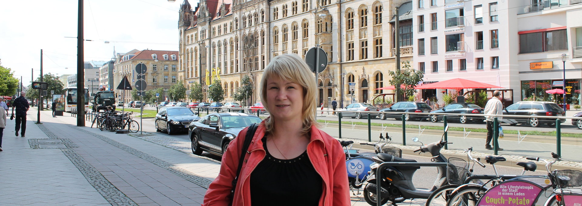 Eine junge Frau steht auf der Straße in Magdeburg.