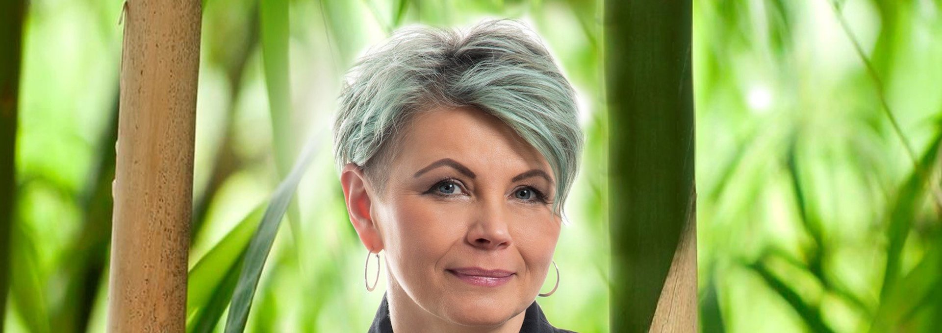 Eine blonde Frau sitzt im Schneidersitz.