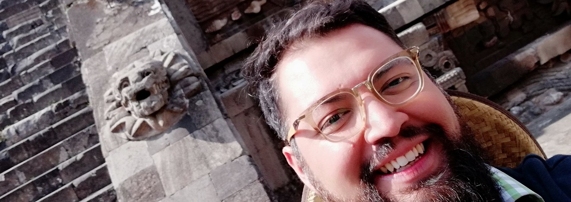 Ein junger Mann mit Vollbart hat ein Selfie vor einer mexikanischen Pyramide gemacht