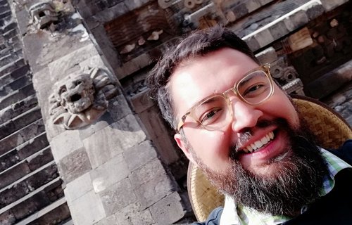 Ein junger Mann mit Vollbart hat ein Selfie vor einer mexikanischen Pyramide gemacht