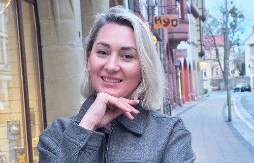 Eine Frau steht auf der Straße