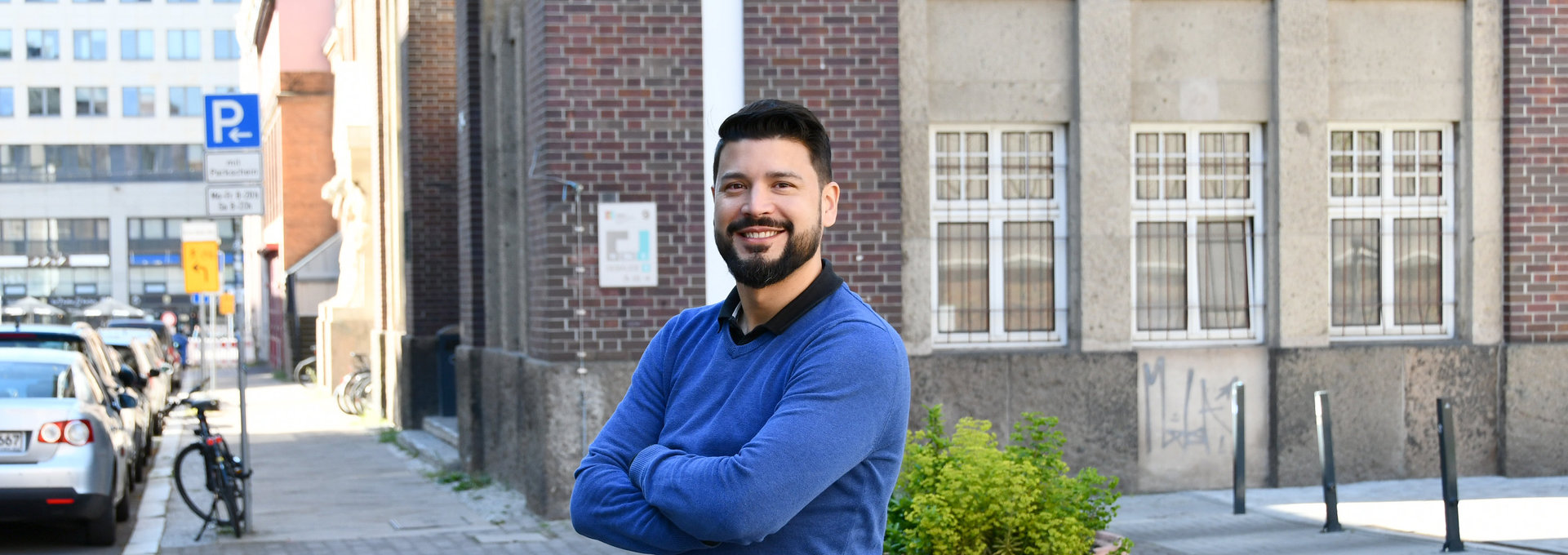 Ein junger Mann steht auf der Straße