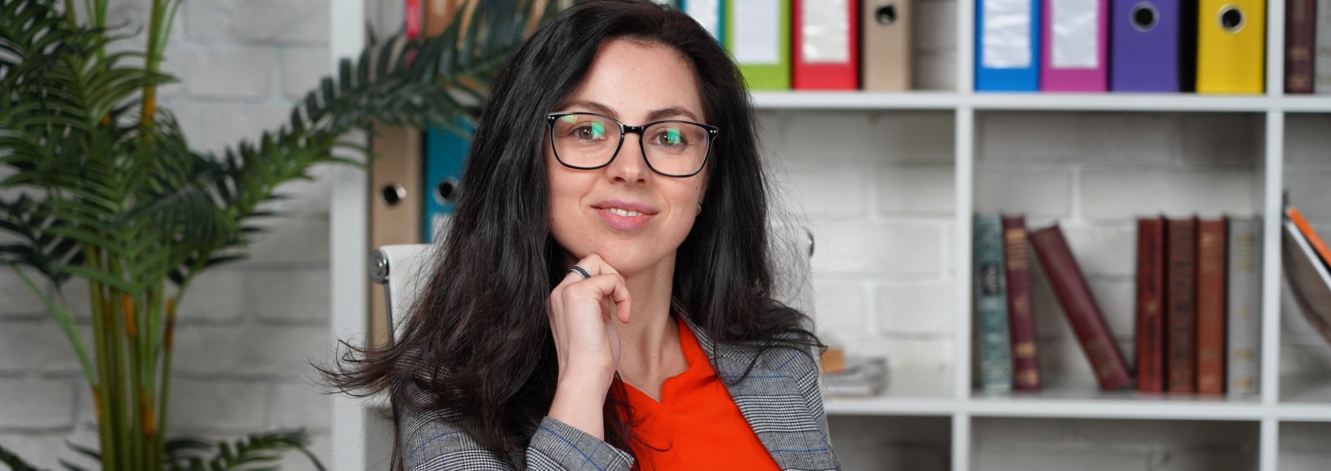 Eine junge Frau am Schreibtisch