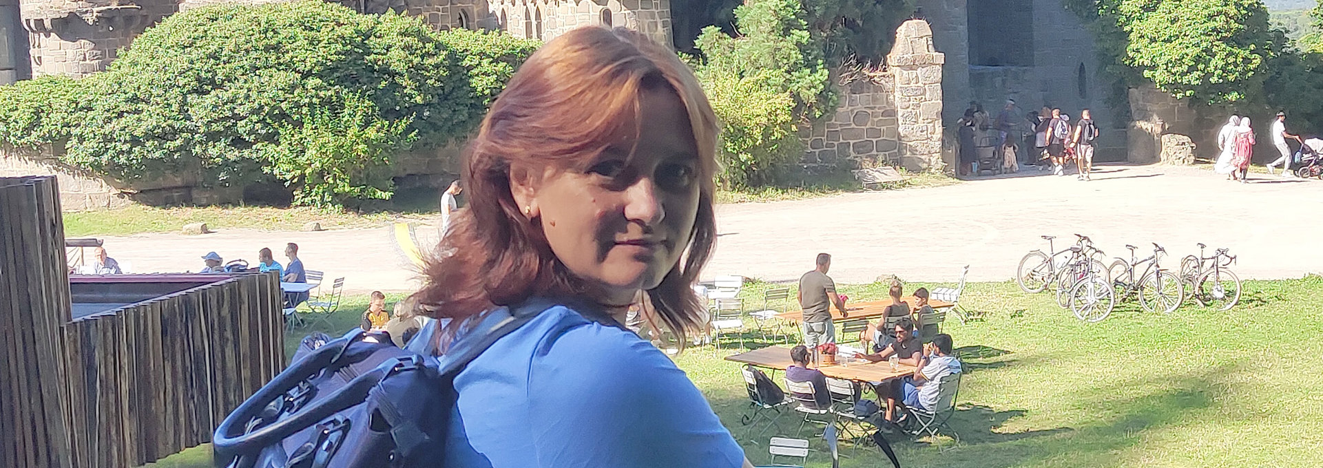 Eine junge Frau steh vor einer Burg