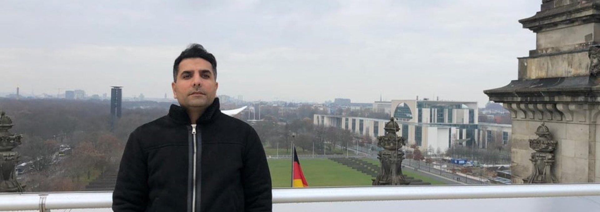 Ein Mann steht auf dem Reichstag