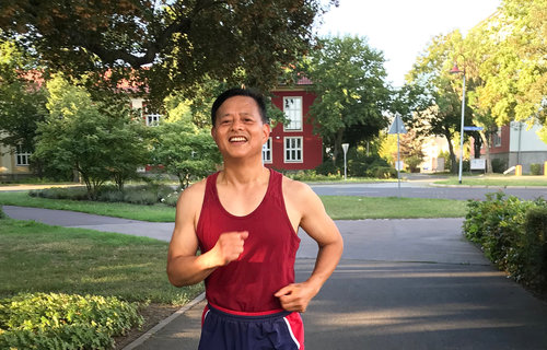 Ein Mann beim Joggen im Park.