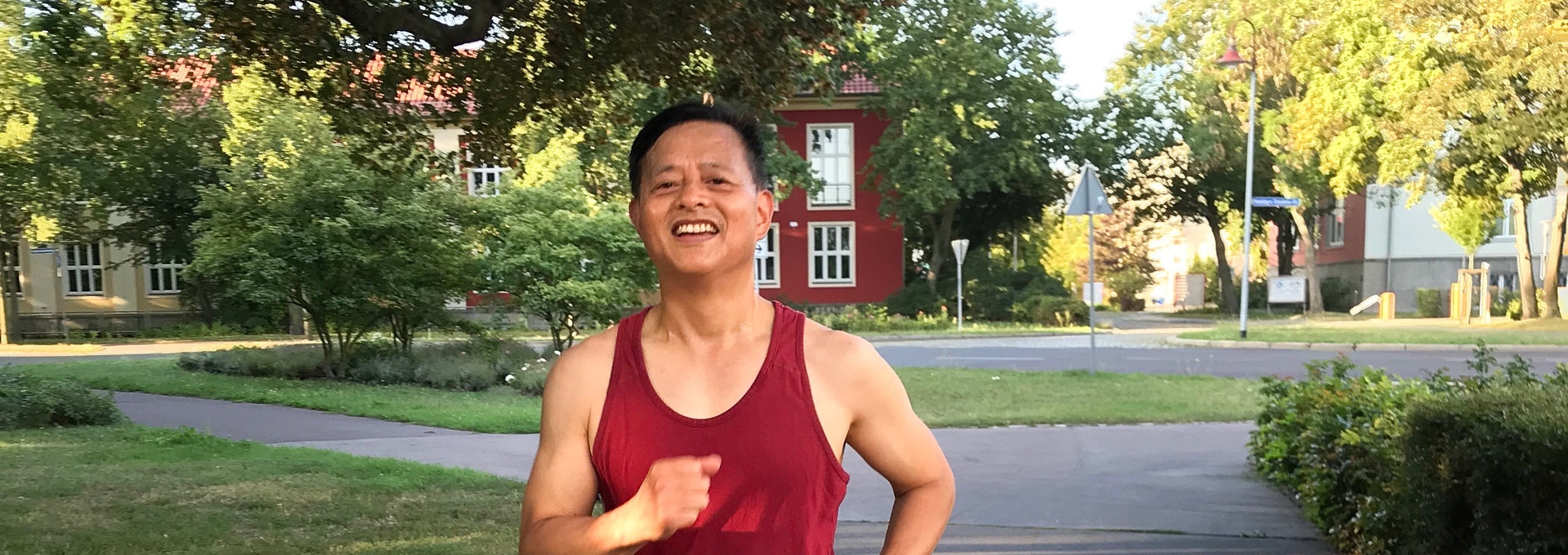 Ein Mann beim Joggen im Park.